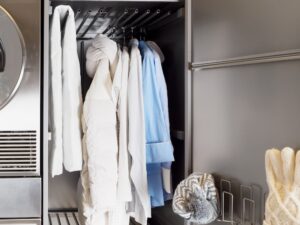 tvättstuga med torkskåp